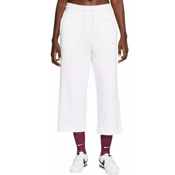 white nike capri pants